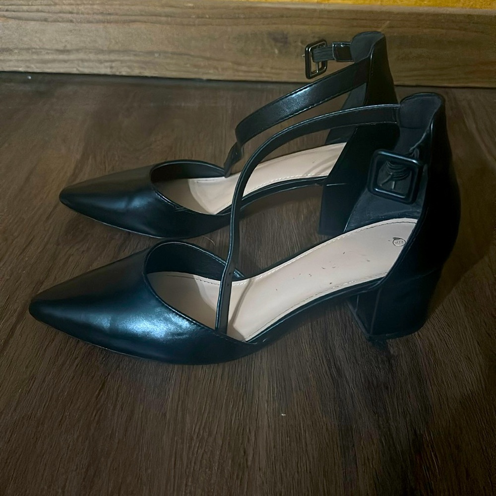 ZBY black womens heels size 9.